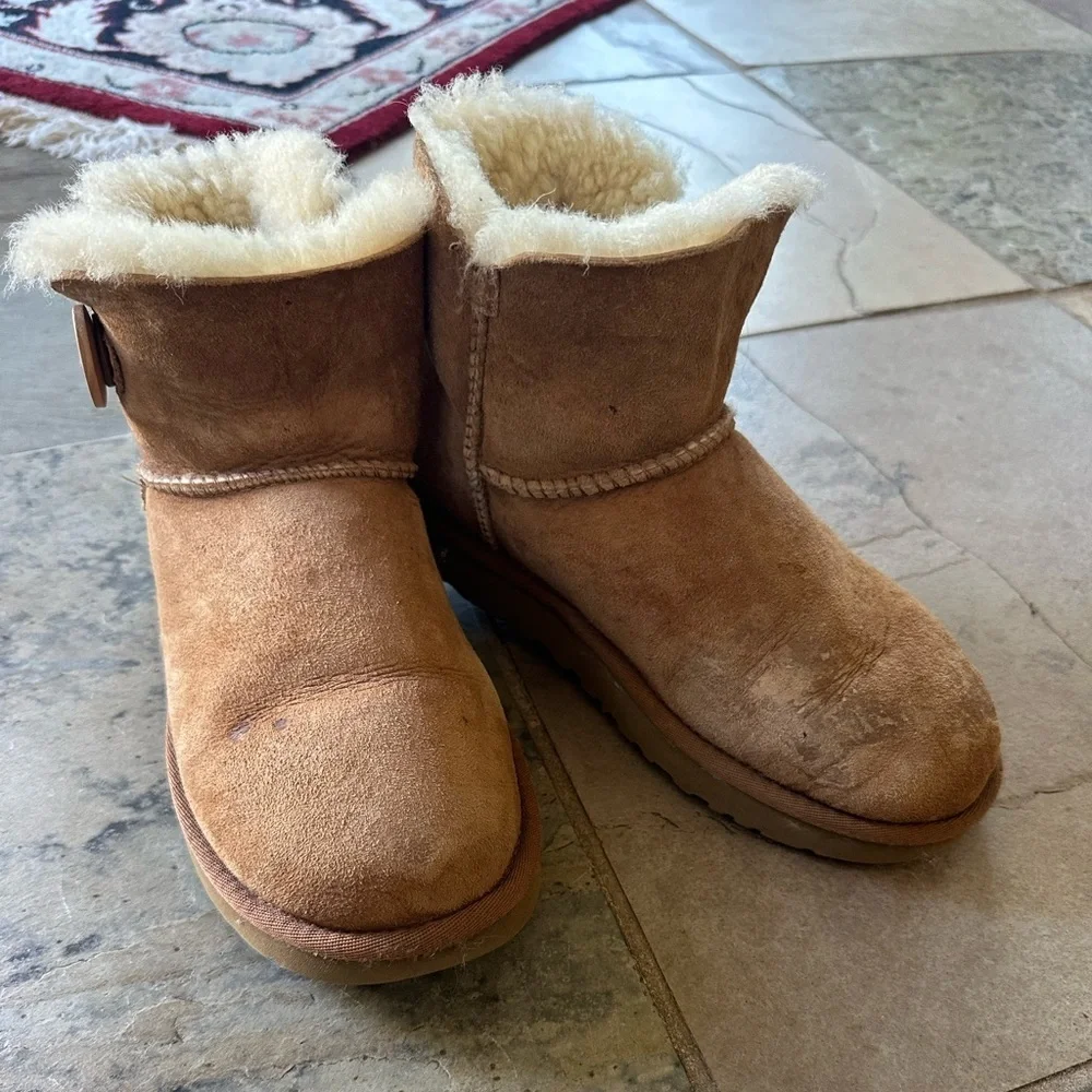 UGG Mini Bailey Button II Chestnut Sheepskin Boots Women’s 6